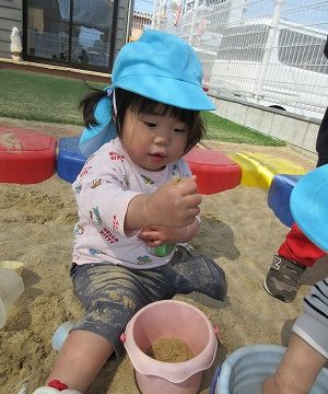 　　砂まみれで夢中になっています